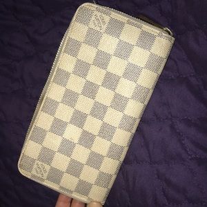 Louis Vuitton zippy wallet